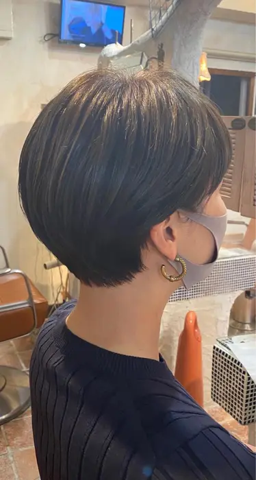 耳掛けショート 後ろは丸みをつくり 襟足は締めつつくびれさせない程度にカッ Salon De Mw所属 川上 真衣のヘアカタログ 20201114101015 ミニモ
