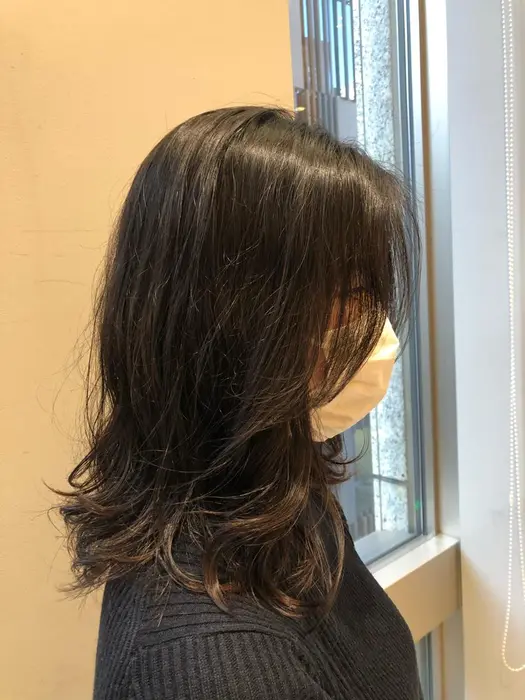 レイヤー パーマ 顔まわりに外巻きのニュアンス Neolive Ginza所属 ニュアンスパーマ おおや ともみのヘアカタログ ミニモ