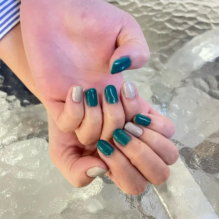 シンプルネイル パキッとエメラルドグリーンに シルバーラメが絶妙なバランスで仕上がりました Nail Space Kokopelli所属 原田 千里のネイルデザイン ミニモ