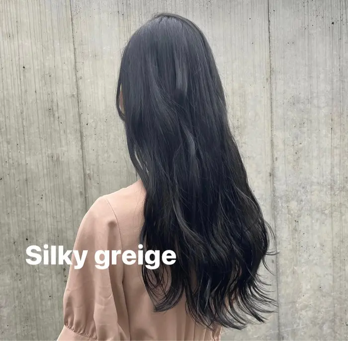 黒髪ロングは重く見えやすいので透け感たっぷりのグレーに Gallica Omotesando所属 韓国っぽハイトーン 미코 ミコ のヘアカタログ ミニモ