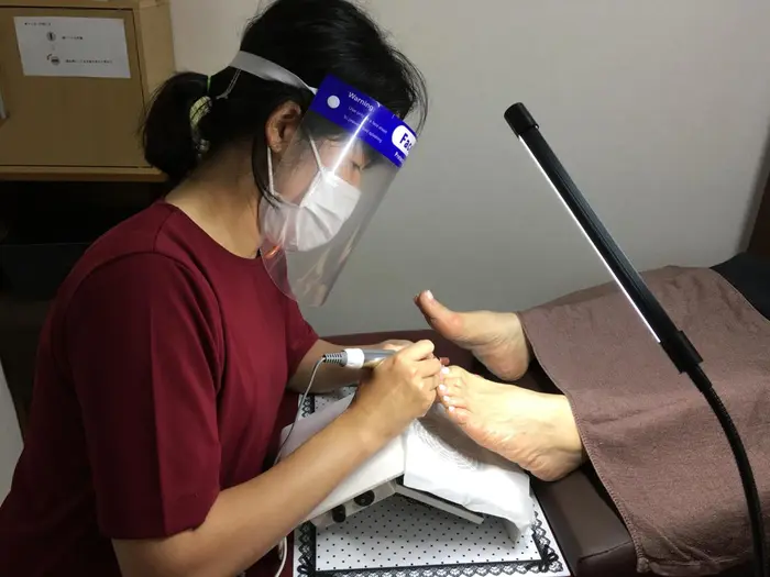 フットネイル施術中 Atサロン所属 At サロンのネイルデザイン ミニモ