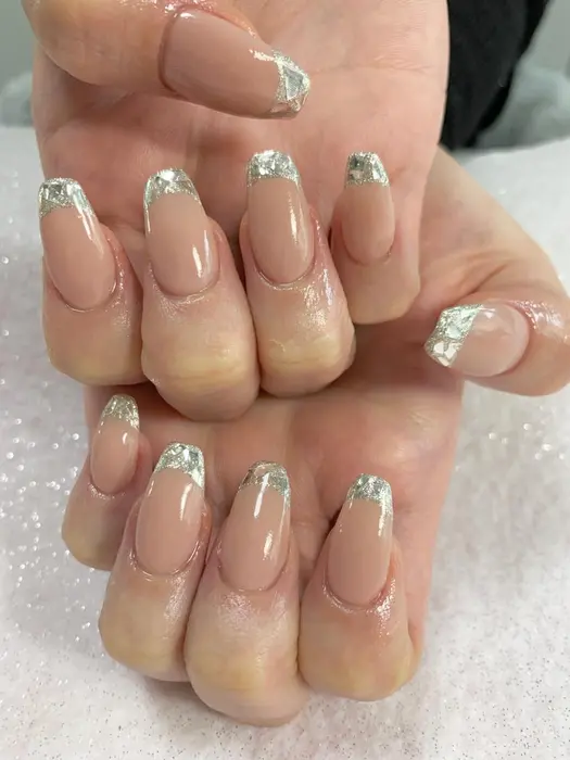 ガラスフレンチ スカルプチュア R Salon所属 手塚 里奈のネイルデザイン ミニモ