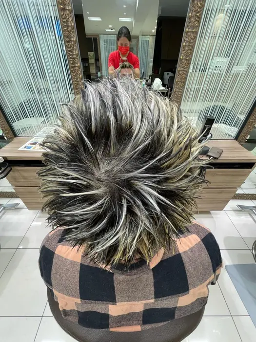 ハイライトキャップで入れるハイライトカラー ホワイトメッシュにはブリーチをしっかり時間を置きます Ash 高円寺店所属 メンズ 山口直人 ロン毛筋肉美容師のヘアカタログ ミニモ