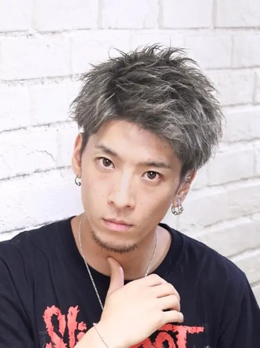 ブリーチ後プラチナシルバーをinサイドをリバースに流しスタイリッシュでワイルドなアップバングスタ Bar ベーア 所属 メンズカット 原田 悠希のヘアカタログ ミニモ