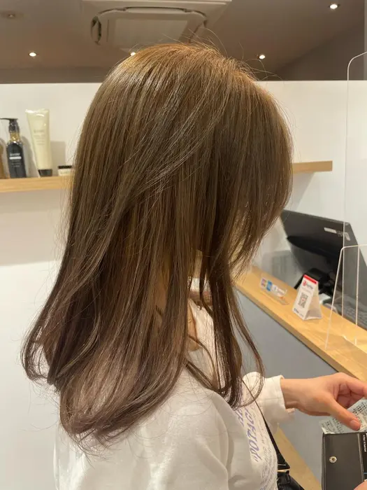 オリーブベージュ 赤みを抑えた 明るめのオリーブカラー 髪質や髪の状態に合わせて色味の 調合 Amy By Neolive 木場店所属 艶髪カラー 三浦はるかのヘアカタログ ミニモ