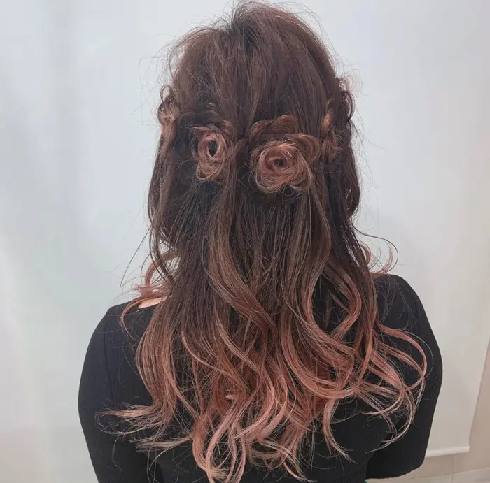 ブリーチを毛先に何度も 元々されているお客様で ピンク系のカラーをしました ヘアアレンジでは 花冠 リンクス大船店所属 品田 詩織のヘア カタログ ミニモ