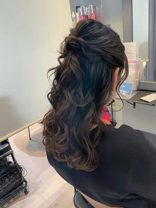 ふわふわハーフアップ ヘアセット ハーフアップ パーティヘアセット Shellbear 銀座４丁目店所属 髪質改善ケア得意 佐々木梨子のヘア カタログ ミニモ