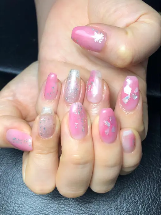 お手手が全体的に綺麗に見えるバレリーナで 色ムラぬりかけニュアンスに破片ネイルを添えて ๑ ㅂ しーちゃんネイル所属 しーちゃんネイル 夜間深夜専門のネイルデザイン ミニモ