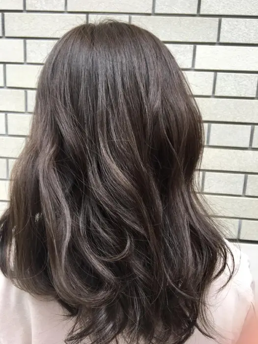 Color ハイライト アッシュグレーパール ハイライトは ブリーチなし 傷まないので 気にされ Source 京都河原町所属 Sono Pan 園田のヘアカタログ ミニモ