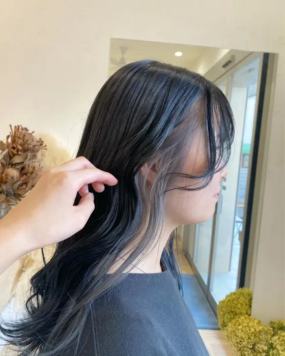 グレーイヤリングカラー 上の髪の毛はブルーブラックです Lian リアン 所属 田村 彩華のヘアカタログ ミニモ グレーイヤリングカラー 上の髪の毛はブルーブラックです Lian リアン 所属 田村 彩華のヘアカタログ ミニモ