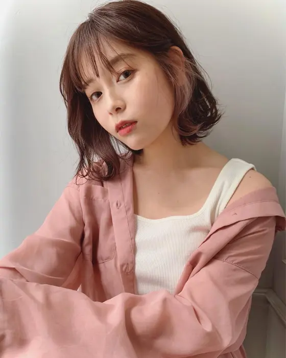 インナーにうっすらピンクカラー ショートにはインナーカラーと外ハネがピッタリ Neolive Aim所属 佐藤 記正のヘアカタログ ミニモ