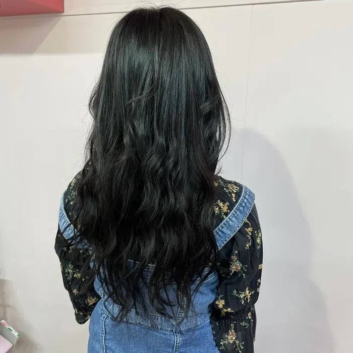 プルエクステを使った黒髪ロングです ブルーブラックから黒染めをつかわず暗くし そこからエクステをつ Eden Pu Ll 福岡店所属 林 飛勇のヘアカタログ ミニモ