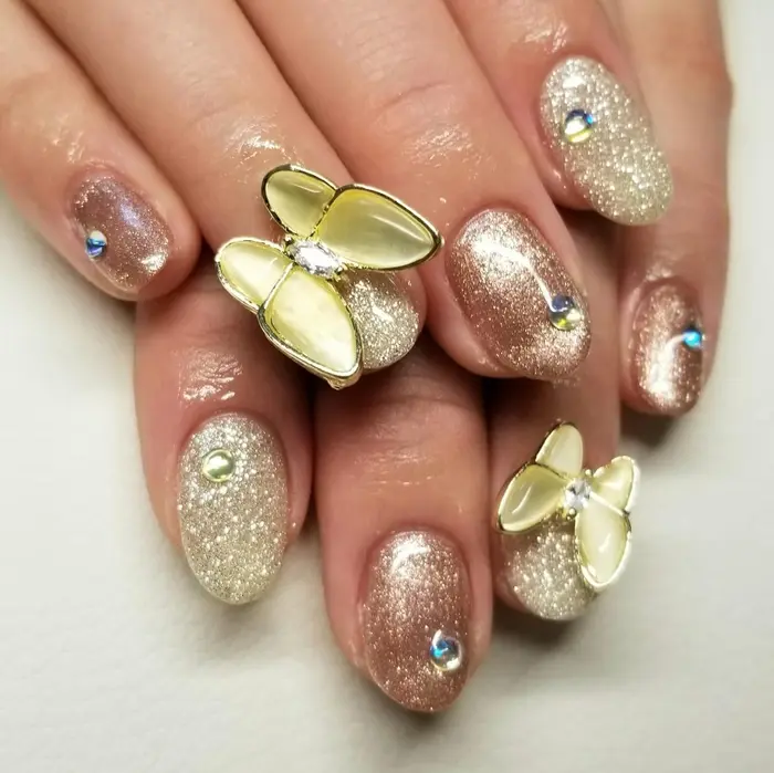 2色のグリッターにストーンをポイントで配置 パーツは別途追加 L Instant Nail Artz所属 L Instant Nail Artzの ネイルデザイン ミニモ