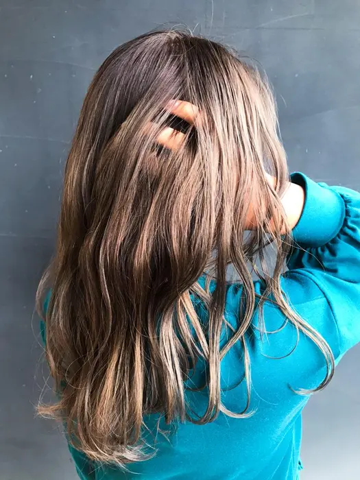 ハイライトを細かく散りばめた 立体感のあるヘアスタイル コテで巻くとよりハイライトが楽しめます 美容室she S所属 キシナミ マユのヘアカタログ ミニモ