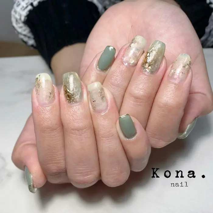 グリーンがポイントの春らしいニュアンスネイルです 奥行きあるキラキラ感が可愛い Kona Nail所属 Kona Nail Erika の ネイルデザイン ミニモ