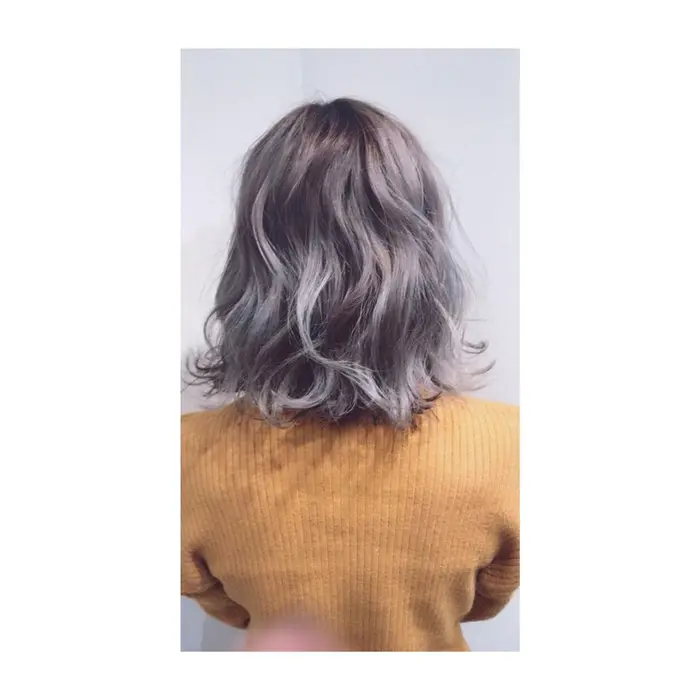 ホワイティアッシュ ハイライトでグラデーションしてるのでダメージも1 3くらいまで軽減できます ブ Zest Pool所属 メンズ ハイトーン 大下隼弥のヘアカタログ ミニモ