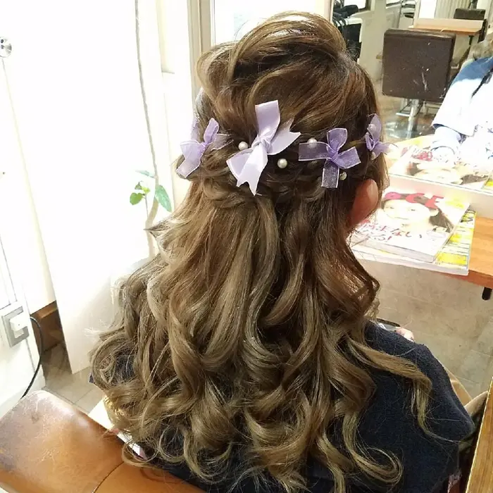 ゆるふわハーフアップスタイル リボンとパールの飾りでアクセントに Spul Hair Design所属 掛谷 稔のヘアカタログ ミニモ