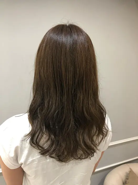 大きめのゆるめウェーブパーマ カーキグレージュカラー カットカラーパーマでイメチェンヘア お任せくだ Neolive Ginza 銀座店 ヘア 所属 ニュアンスパーマ おおや ともみのヘアカタログ ミニモ