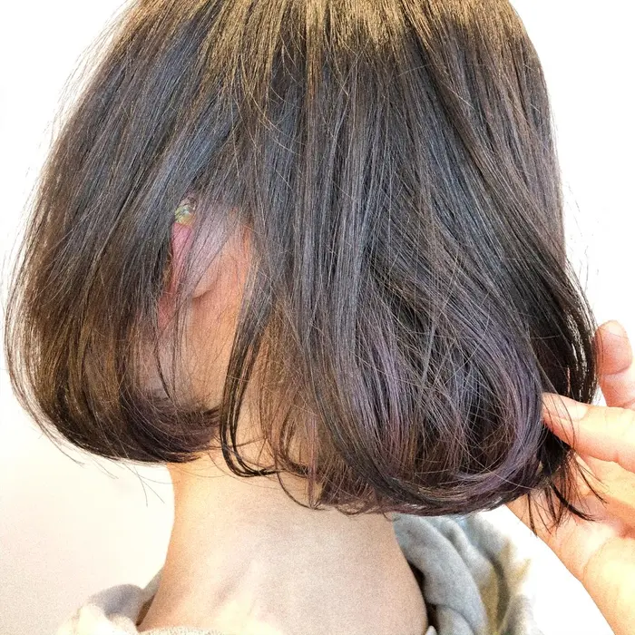 耳にかけたときだけ見えるピアスカラー Three所属 Three 戸邉美咲のヘアカタログ ミニモ