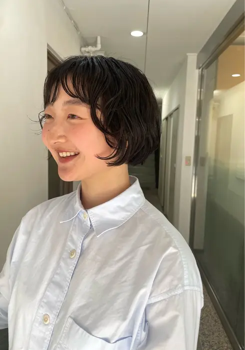 ショートボブパーマ
大きく緩いパーマは柔らかさが出て可愛いです
前髪?...