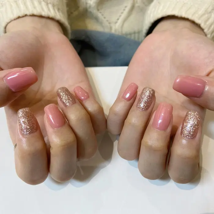 キラキラピンク ピンクのラメで統一感のある仕上がりです Neolive 所属 原田 光理のネイルデザイン ミニモ