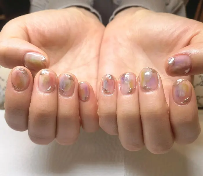 ご来店どうもありがとうございました ふんわり透明感の10本アート 水色を入れたいというご要望 The 2swans所属 The 2swans フィルイン推奨店のネイルデザイン ミニモ