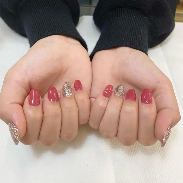 ジェルネイルモデルさん募集中 ハンドワンカラー 人気のピンクラメの組み合わせで Maxkelly梅田店所属 伊藤 詩織のネイル デザイン ミニモ