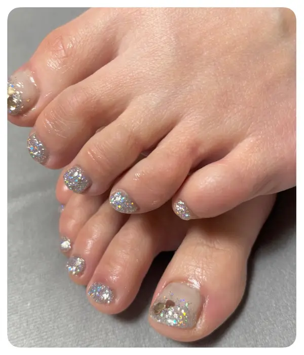 ラメグラデーションのフットネイルです！