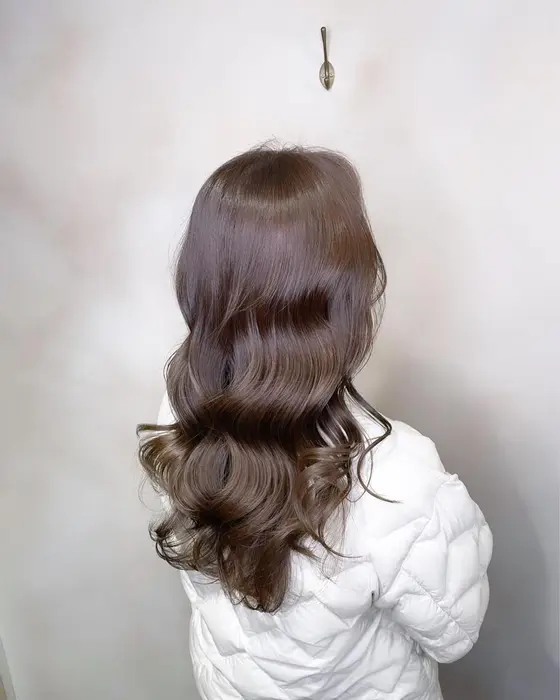 アッシュブラウン ある程度の明るさを残してアッシュ系のカラーに 職場でも怒られない オフィスカラ Evelyn Paige By Carrera所属 最高級艶カラー 古請優太のヘアカタログ ミニモ