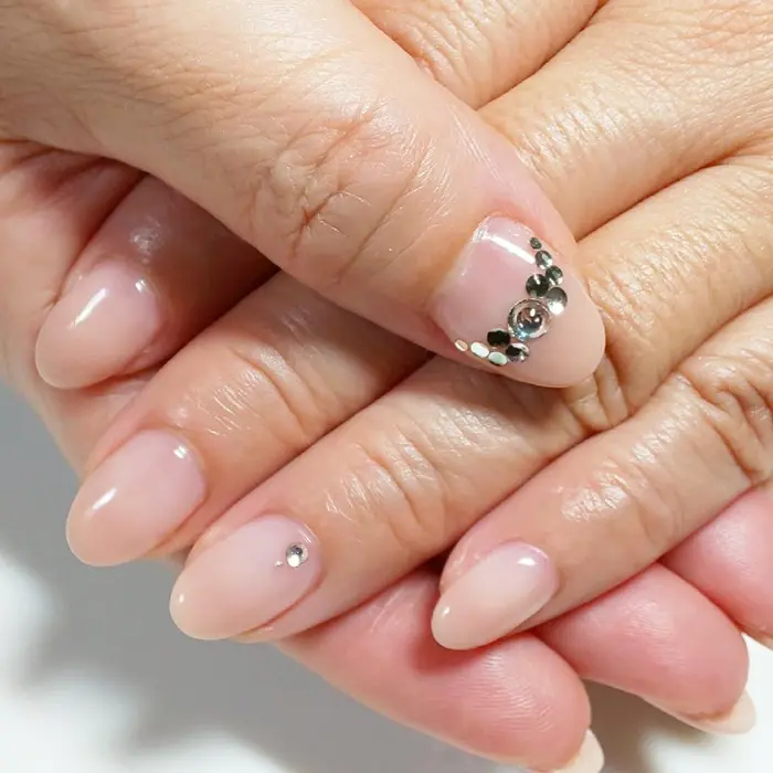 新作デザインです O 写真では見にくいですが パールの所をブラックダイヤモンドという黒に近 ネイル アイラッシュサロン Veil 池袋東口店所属 藤木 ネイルデザイナーのネイルデザイン ミニモ