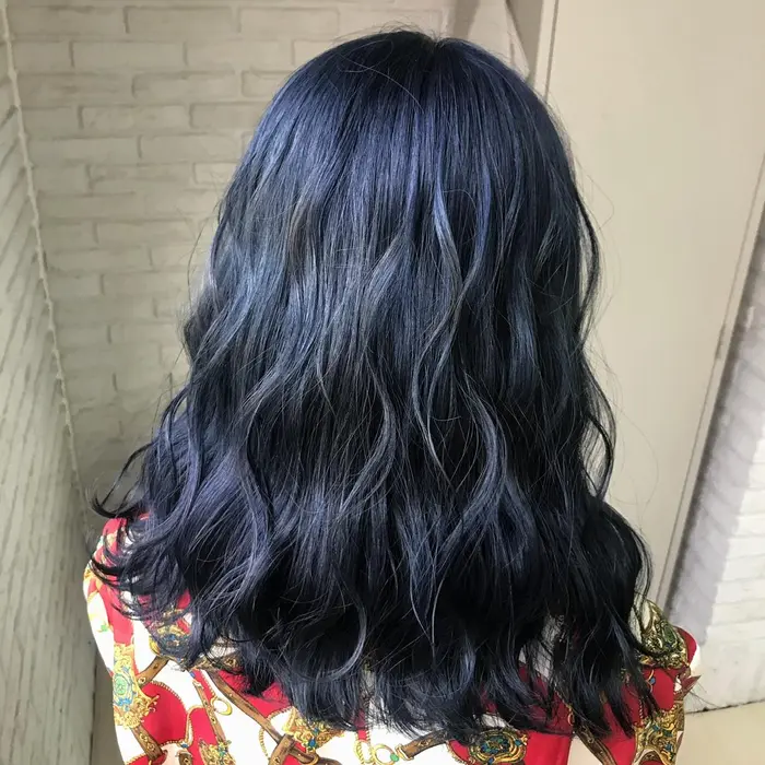 深い青を入れて室内では黒に近くみえて外では青に見えるおしゃれカラーです Elen所属 うる艶カラー ハイトーンうじのヘアカタログ ミニモ