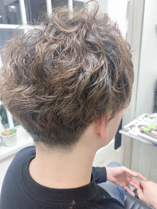 ランダムな動きのスパイラルパーマ スタイリング剤付けてなくても動きが出るスタイル Lism所属 友利 一馬のヘアカタログ ミニモ