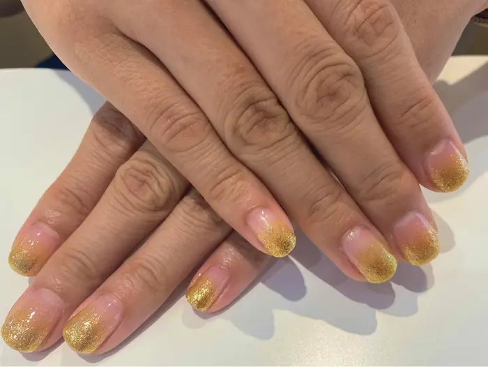 ゴールドラメグラ モードケイズ調布店所属 田中 麻莉のネイルデザイン ミニモ