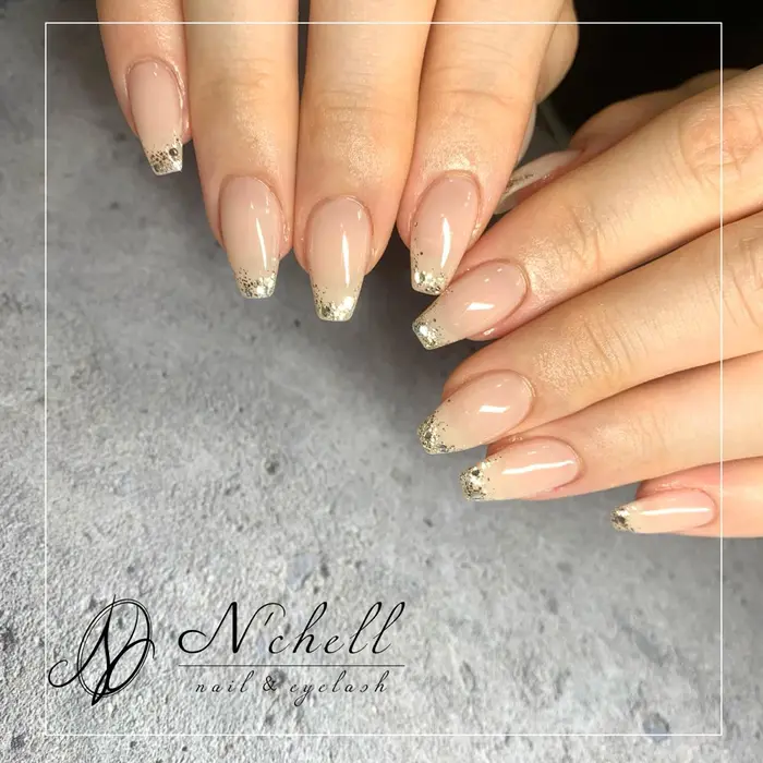 ラメ散らしのバーチャルフレンチ N Chell ナシェル Nail Eyelash所属 Nailist Nanami のネイル デザイン ミニモ