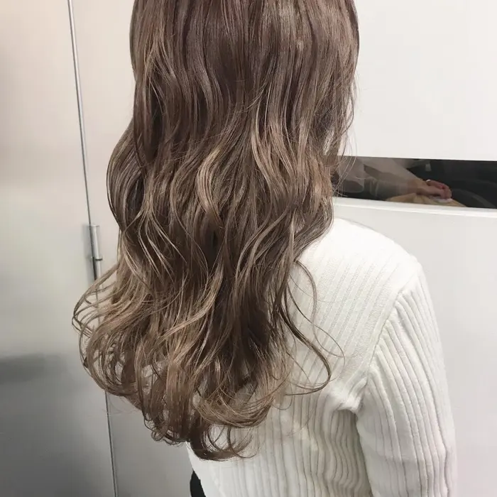 シナモンベージュ ダブルカラーで作る透明感たっぷり シナモン系カラー くすませ過ぎず赤味も消し Ing所属 髪質改善 ハイトーン 餅しほりのヘアカタログ ミニモ