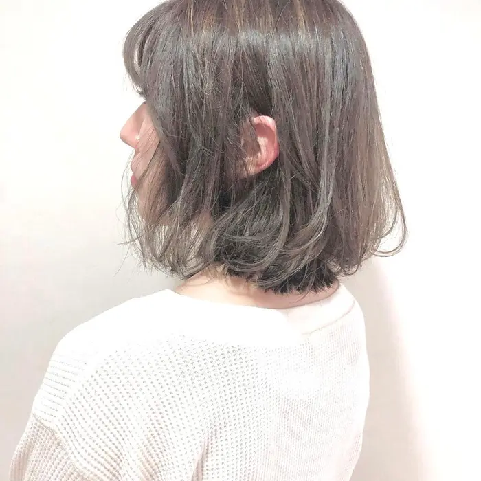 透明感のある明るめのグレージュに ふわっとランダムにコテでゆるく巻いたようなパーマ感を 新柏駅徒歩30秒 Tribeca新柏店所属 メンズパーマ 奥井海渡のヘアカタログ ミニモ