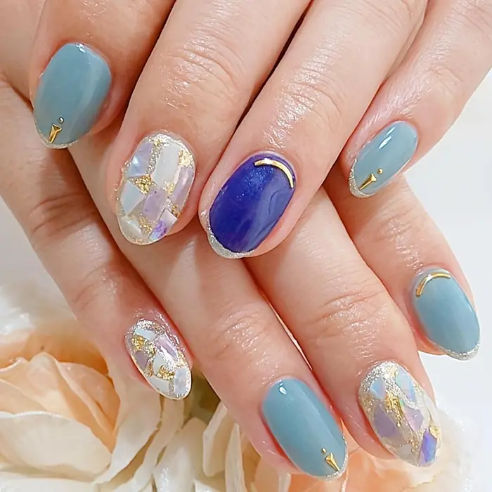 シェルネイル 寒色系でクールな雰囲気のネイルに仕上げました U ラメラインは別途料金にて ネイル アイラッシュサロン Veil 池袋東口店所属 藤木 ネイルデザイナーのネイルデザイン ミニモ