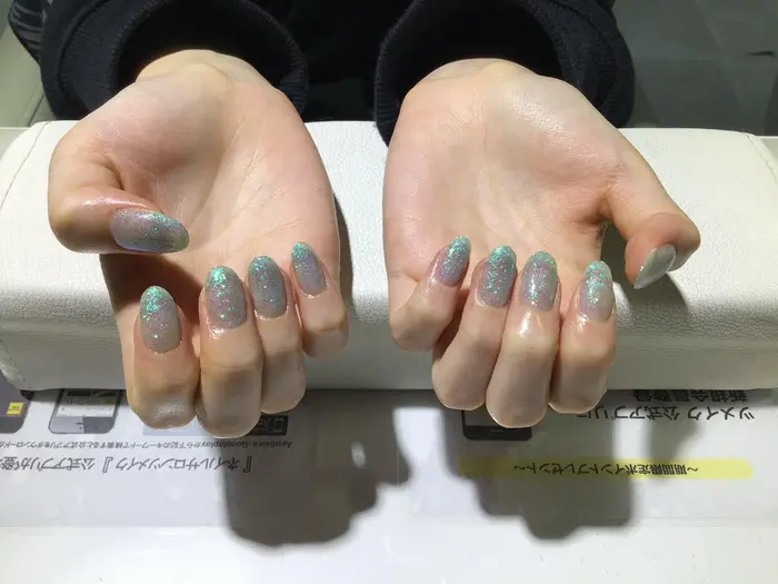 ターコイズブルーっぽい 水色ラメ 夏っぽくて可愛いかったです ツメイク 船橋店所属 𓇼miki𓇼 のネイル デザイン ミニモ