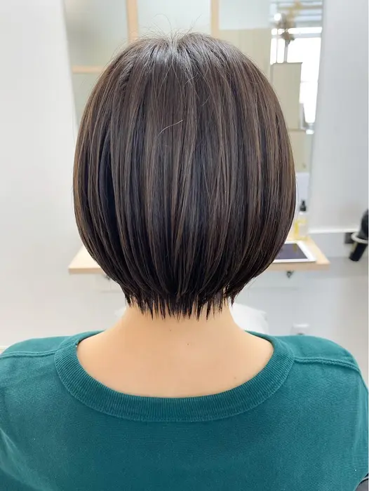 小頭ショート 直毛さんで髪質もしっかりしていても 柔らかさと丸みが出るのがポイントです Eleanor Spa Treatment自由が丘所属 小顔 ショート ボブ 江波戸博章のヘアカタログ ミニモ