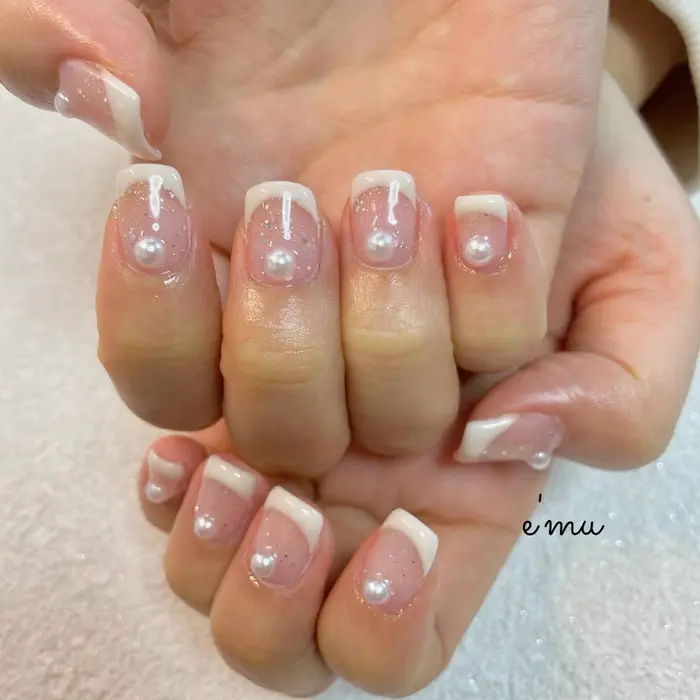 フレンチネイル パールネイル Private Nail Salon E Mu所属 Nail Salon E Muのネイル デザイン ミニモ フレンチネイル パールネイル Private Nail Salon E Mu所属 Nail Salon E Muのネイル デザイン ミニモ