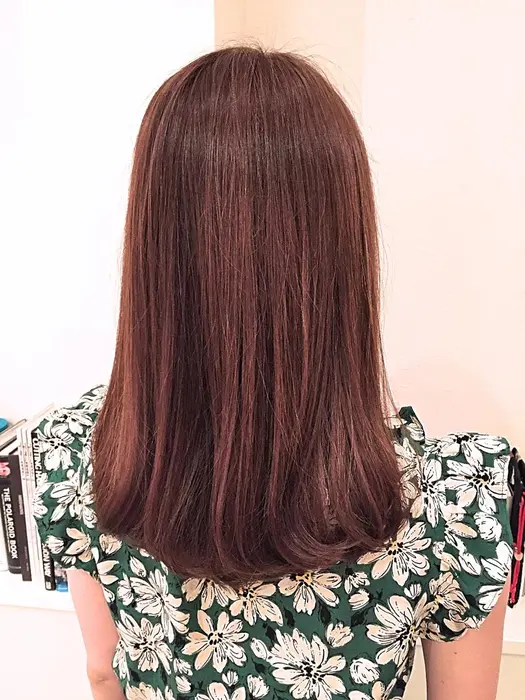 毛先だけ巻きやすいように軽くしてワンカールセミロングに 色も今話題のハイ透明感カラーで外の太陽の下 Set Up北長瀬所属 ゆるき けんたのヘアカタログ ミニモ