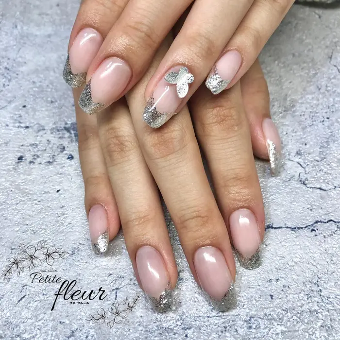 お客様ネイル ラメvフレンチ 蝶パーツ フレンチネイル ステキです Nailsalon Petitefleur所属 Petite Fleurのネイル デザイン ミニモ
