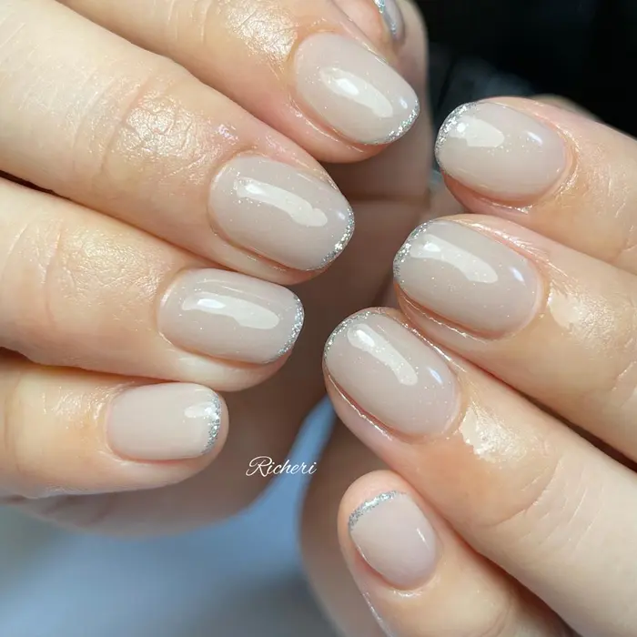 パールベージュに先端ラメライン ラメラインをいれるだけで ガラッと雰囲気が変わります Private Nail Salon Richeri所属 Richeri Ayaのネイルデザイン ミニモ