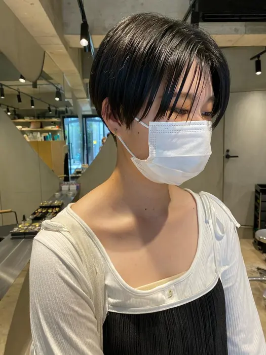 刈り上げショート ハンサムショート 黒髪ショート センターパート Bibito所属 ボブ ショート Mikuのヘアカタログ ミニモ