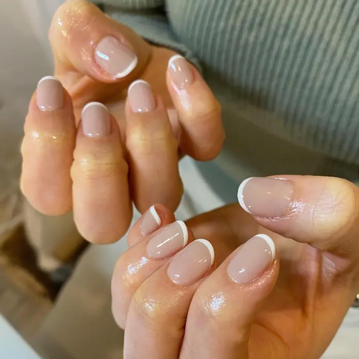 ナチュラルベージュに白フレンチ Su 所属 Su Kiraraのネイルデザイン ミニモ