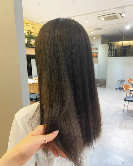 透明感抜群 ダークグレージュ Gien Terrasse所属 Gien 前田愛美のヘアカタログ ミニモ