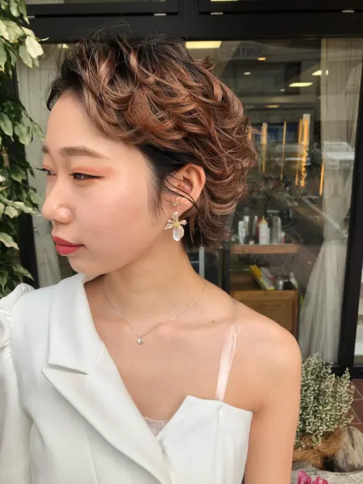 卒業式ショートアレンジ 白いスーツに合わせ ドレッシーなスタイリングに Alom所属 キタモト ハクラのヘアカタログ ミニモ