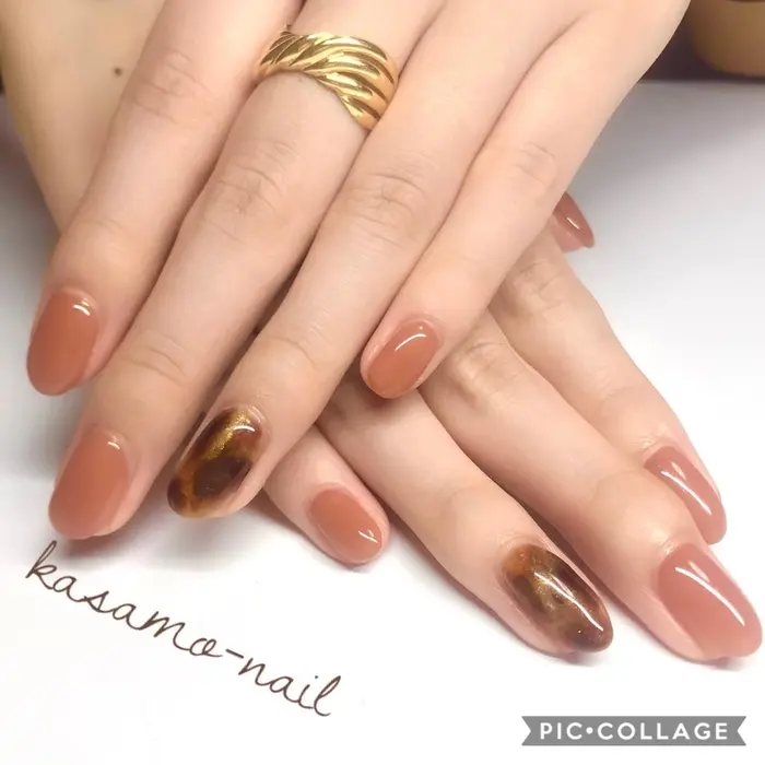 秋らしいべっ甲とワンカラー Kasamo Nail所属 Nail Salon Kasamoのネイルデザイン ミニモ