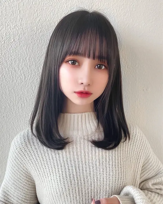 黒髪暗髪透明ぱっつん前髪小顔顔まわりカット　　　
ミディアムレイヤー...