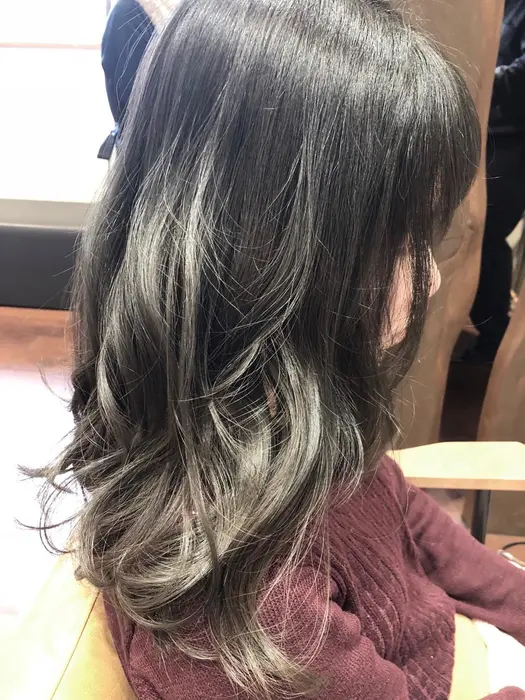 アディクシーカラーで アッシュシルバーのグラデーションです ブリーチなしで施術しています Lulu La Cocote所属 松本 春菜のヘアカタログ ミニモ